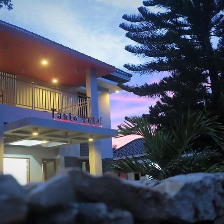 Tanto Hotel Waingapu Exterior foto