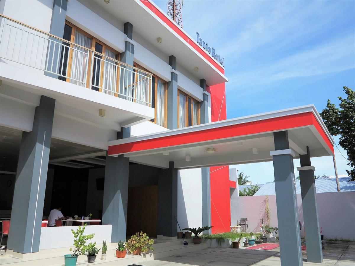 Tanto Hotel Waingapu Exterior foto