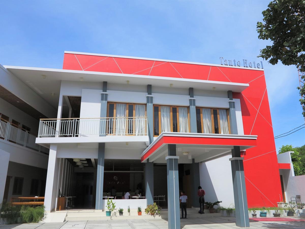 Tanto Hotel Waingapu Exterior foto
